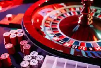 Antarmuka permainan Jurassic Kingdom di platform joker11 menampilkan gulungan slot dan simbol-simbol tematik